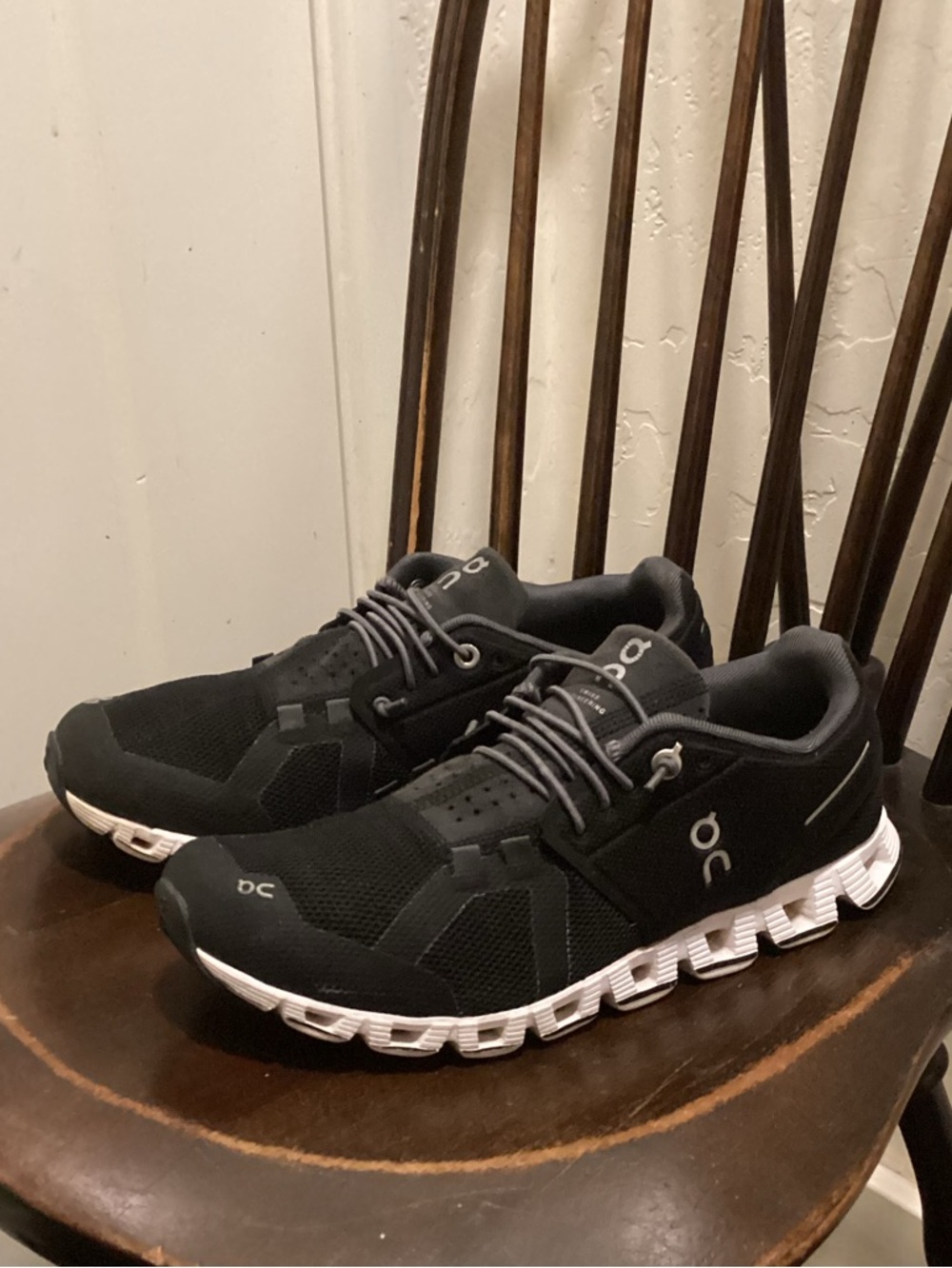 On Running Women’s Athletic Shoes in Black/White size: W7.5